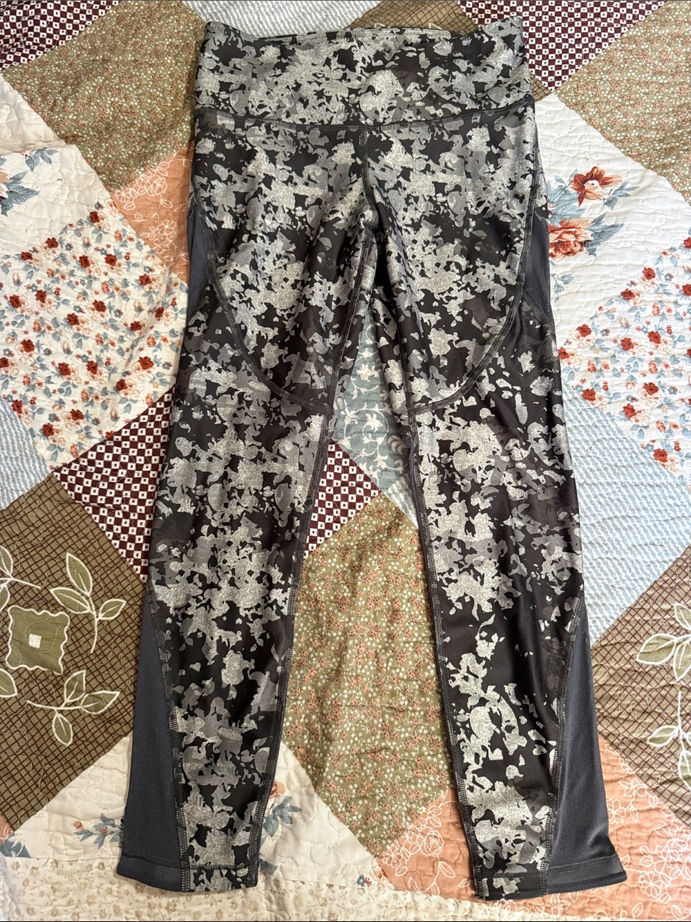 Under Armour Black & Gray Camouflage Leggings women’s size medium